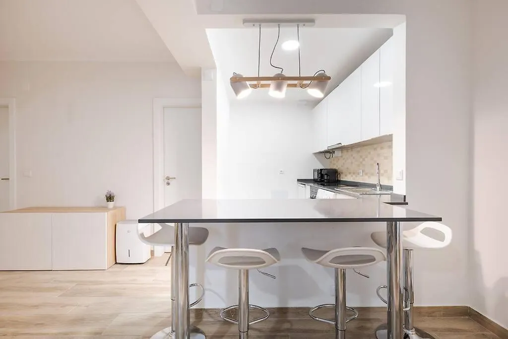 Central Gem II - Lisbon Trendy Santos District Apartment